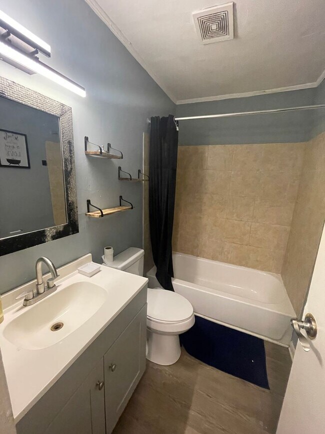 Building Photo - Welcome to this stunning 5-bedroom, 2-bath...