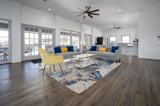 Building Photo - * $500 OFF MOVE IN COSTS * Recently renovated 2 bedroom apartment *