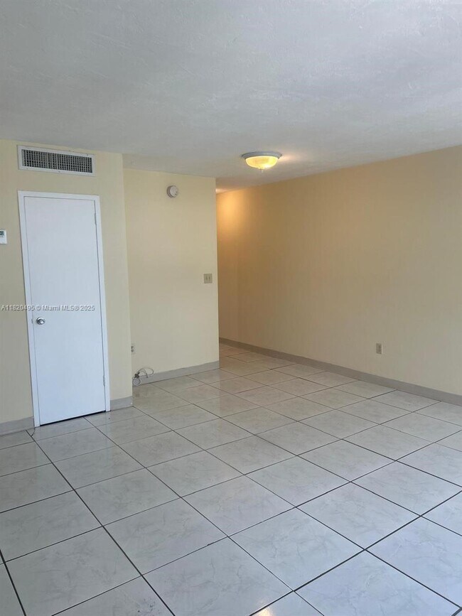Building Photo - 2899 Collins Ave
