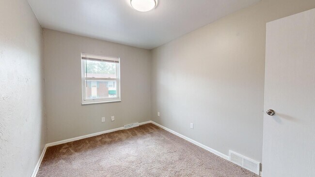 Building Photo - 3 Bedroom/1 bathroom renovated townhouse.