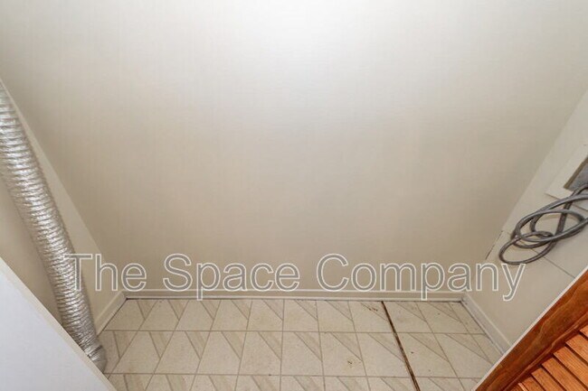 Building Photo - 2020 Coldspring Dr