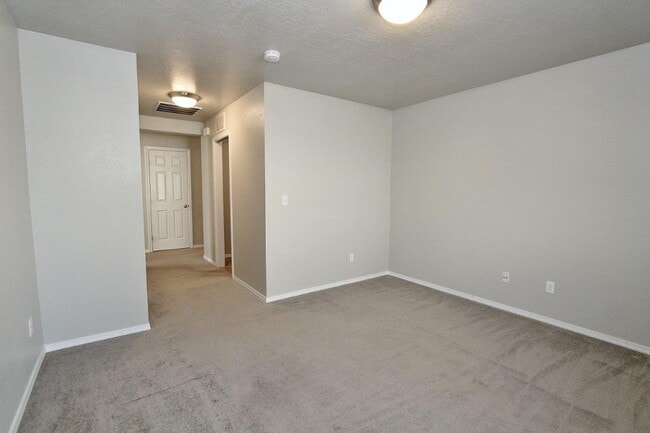 Building Photo - Clean Single-Level Home