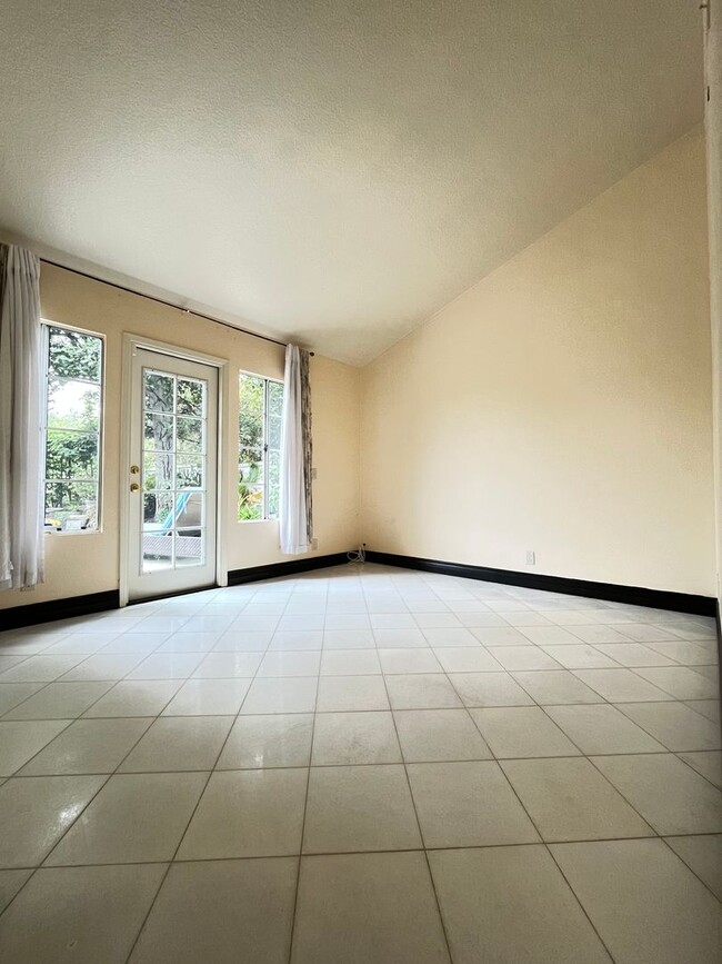 Building Photo - Large , Elegant Single Story House in Pres...