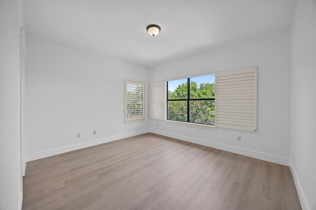 Building Photo - 206 Lido St