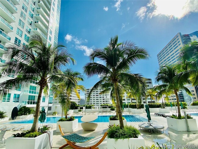 Building Photo - 950 Brickell Bay Dr