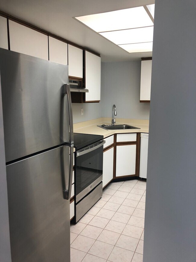 Building Photo - Highly desired unit located in Greenbrier ...