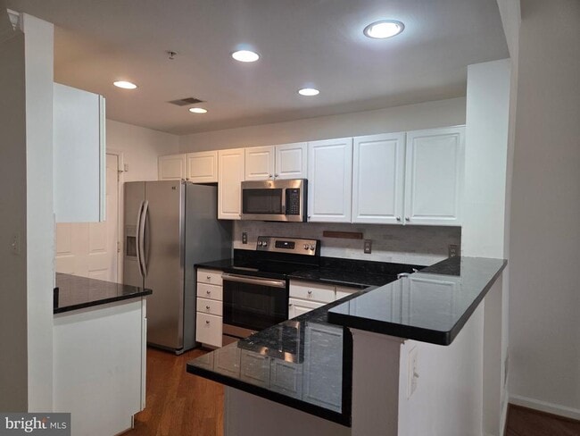 Building Photo - 1930 Crescent Park Dr