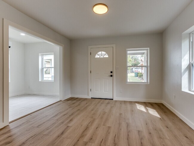 Building Photo - 1-Bedroom Apartment for Rent Near Midtown