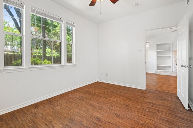 Building Photo - BEST 2 BEDROOM - PRIVATE YARD - PRIVATE GA...