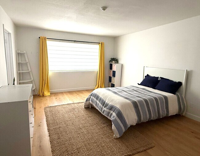 Building Photo - Furnished Multi-Level Townhome in South Redondo Beach – Available for 6–12 Months