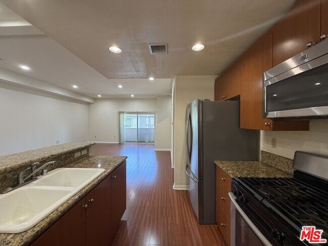 Building Photo - 15024 Magnolia Blvd