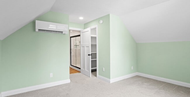 Building Photo - 3-Bedroom Home with Peekaboo Views of Silv...