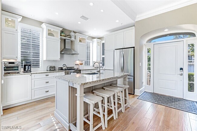 Building Photo - 993 8th St S