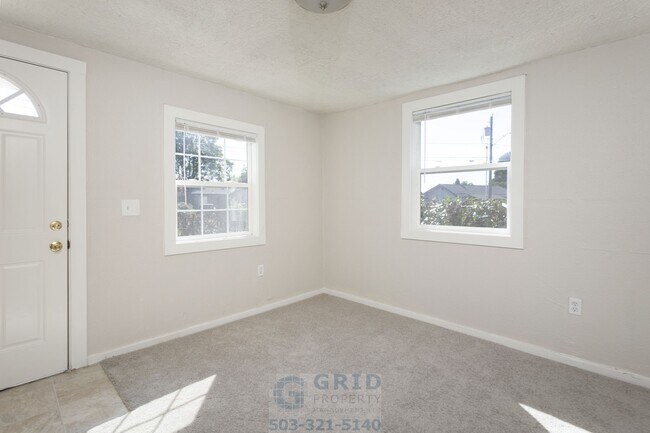 Building Photo - Charming 2 Bedroom Home Available in Woodstock Neighborhood!