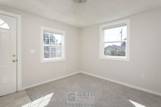 Building Photo - Charming 2 Bedroom Home Available in Woodstock Neighborhood!