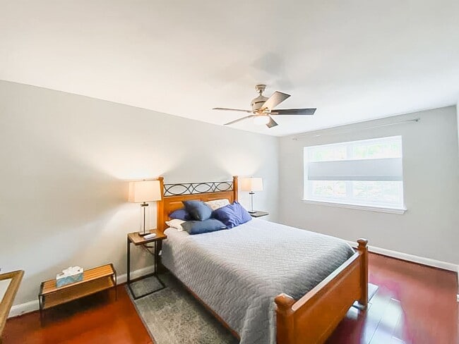 Building Photo - Tastefully Renovated 2 Bedroom 1 Bathroom ...