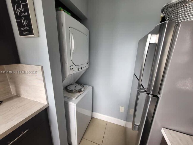 Building Photo - 960 N Franklin Ave