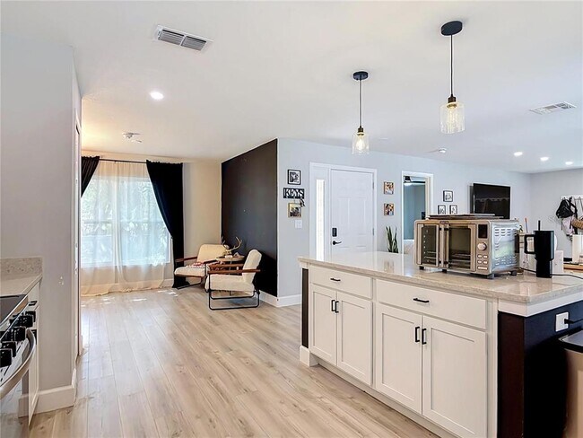 Building Photo - 8676 Hillside Dr