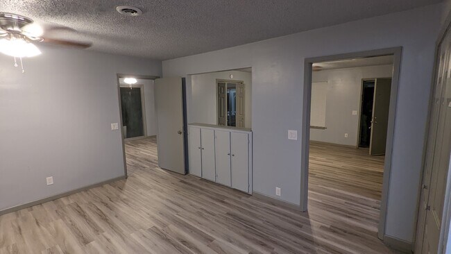 Building Photo - 402 Hickory St