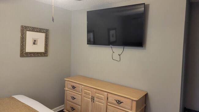 bedroom 2 - 6585 Buckhurst Trl