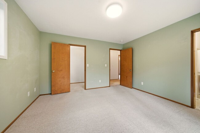 Building Photo - 21979 SW Mandan Dr