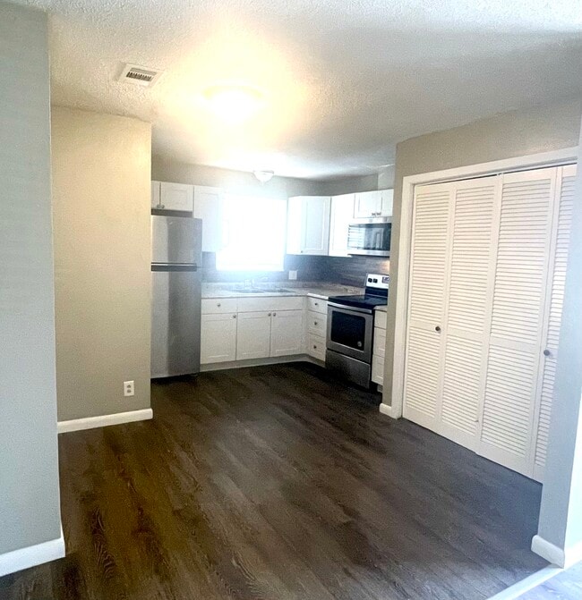 Building Photo - 3001 Jefferson Ave