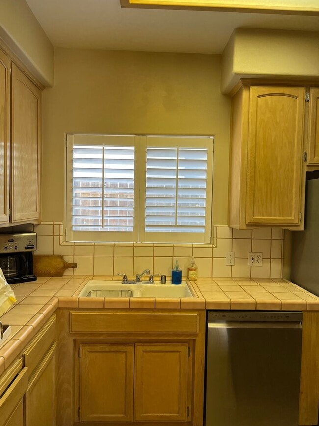 Building Photo - Spacious 3 Bedroom, 2-bathroom Beautiful H...