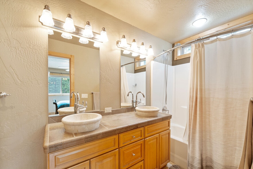 Building Photo - 14583 Sylvan Dr