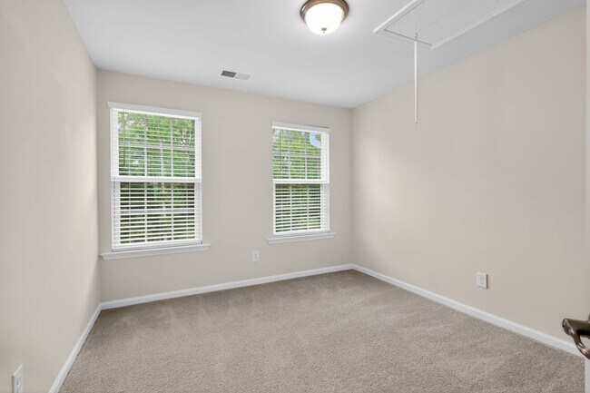 Building Photo - Spacious 4-Functional Bedroom Townhome Near RTP & Brier Creek