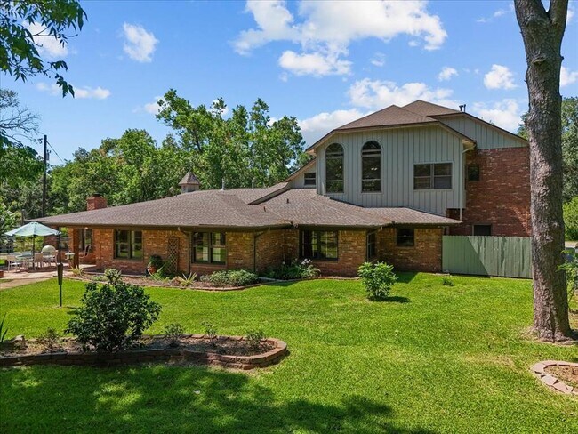 Building Photo - 3415 Bayou Dr E