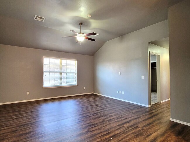 Building Photo - Introducing a charming 3-bedroom, 2-bathroom house located in the desirable area of Edmond, OK.