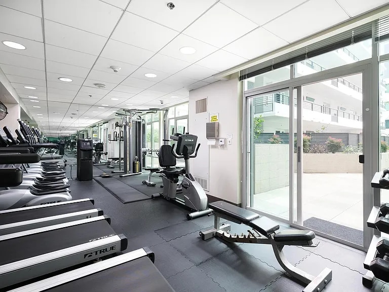 Building Photo - 425 W Beech St