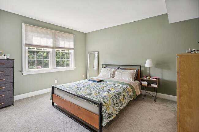 Building Photo - Spacious 2BR/1BA in Rock Creek Gardens!