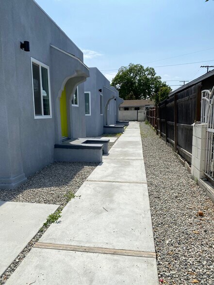 Building Photo - 5719 S Normandie Ave