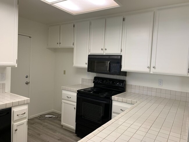 Building Photo - Light & Bright Mission Ridge Condo