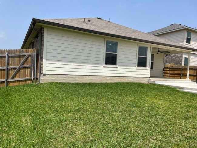 Building Photo - Available Now | Modern Single-Story 3 Bed, 2 Bath | Separate Office/Den | Big Yard | Pet Restrict...