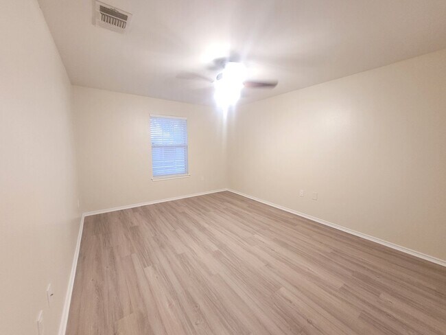 Building Photo - 2 Bed | 2 Bath 1,100 Sq. Ft. Two Car Garag...