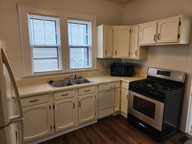Building Photo - This Hillcrest Bungalow is just what you w...