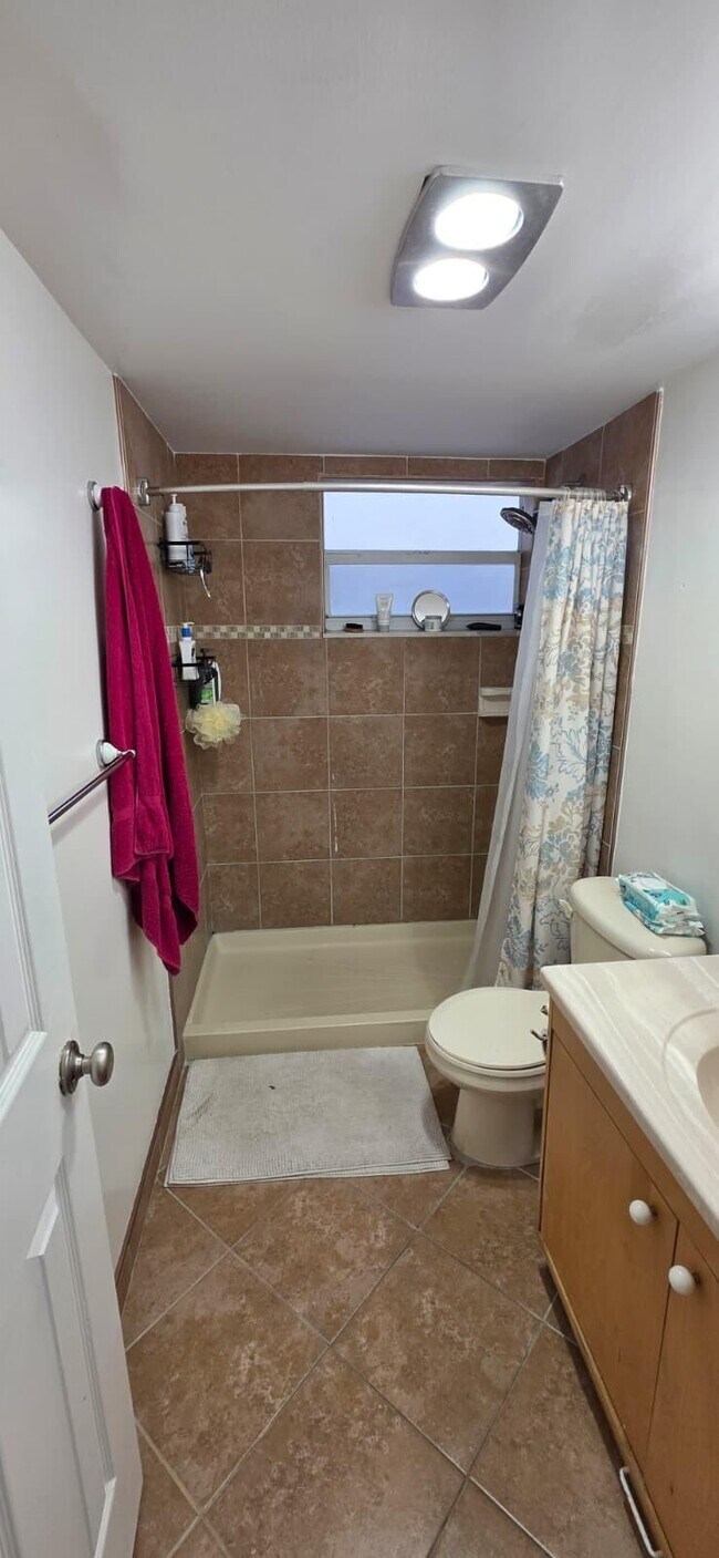 Building Photo - 725 Lori Dr