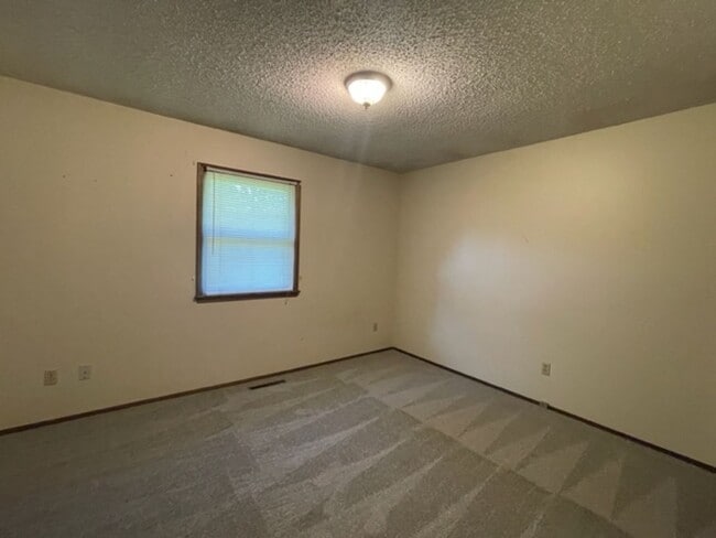 Building Photo - Southside Springfield!  2 Bedroom/2 Bath D...