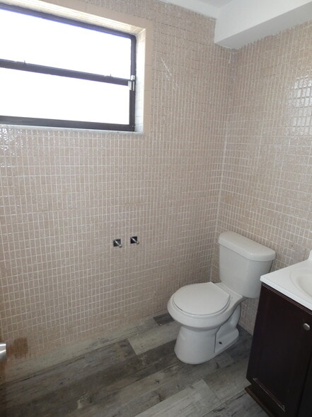 Building Photo - 14212 NE 4th Ave