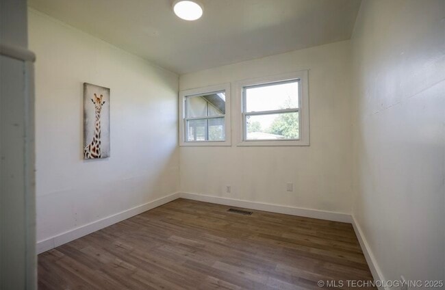 Building Photo - 420 Meadowbrook Ln