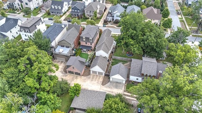 Building Photo - 242 SW D St