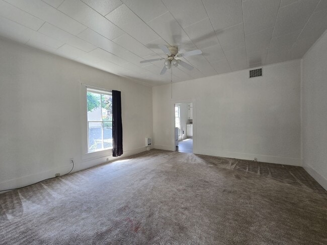 Building Photo - 228 SE Pitzer St