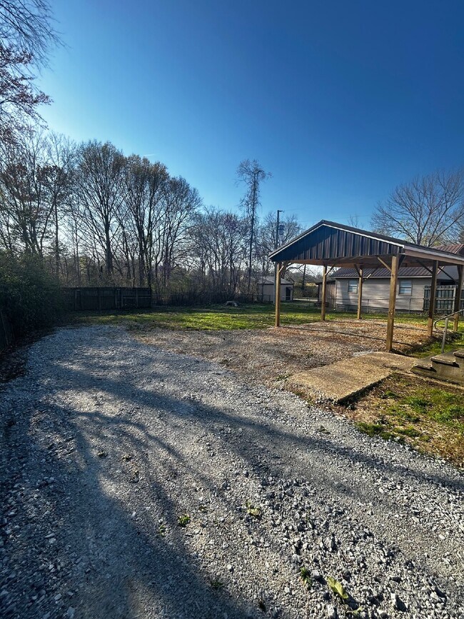 Building Photo - Newly Remodeled 3 Bedroom 1 Bathroom with ...