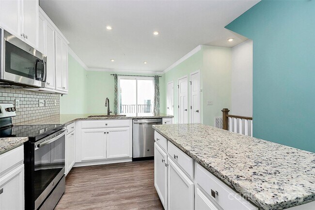 Building Photo - 228 Parkwood Ave