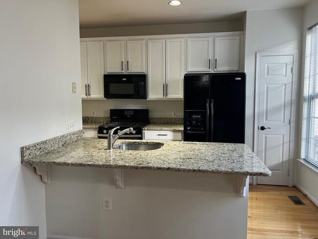 Building Photo - 5925 Kirkcaldy Ln