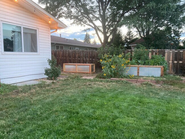 Building Photo - Wonderful Large 5 Bedroom House with Fenced Back Yard and 2-Car Garage