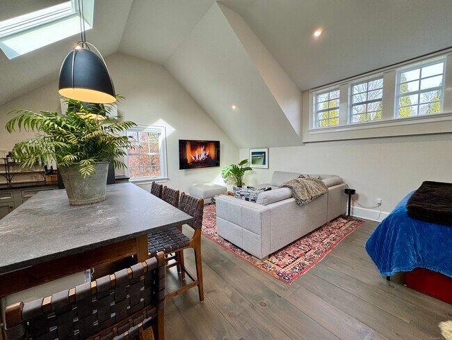 Building Photo - 67 Kings Hwy N