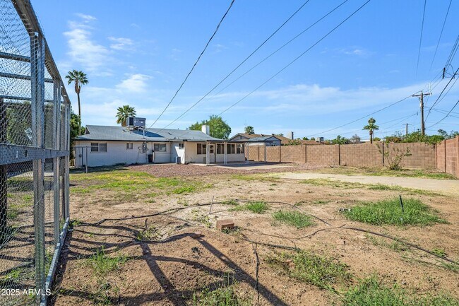 Building Photo - 110 W Del Rio Dr